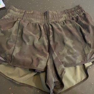 Lululemon hotty hot 2.5 inch shorts